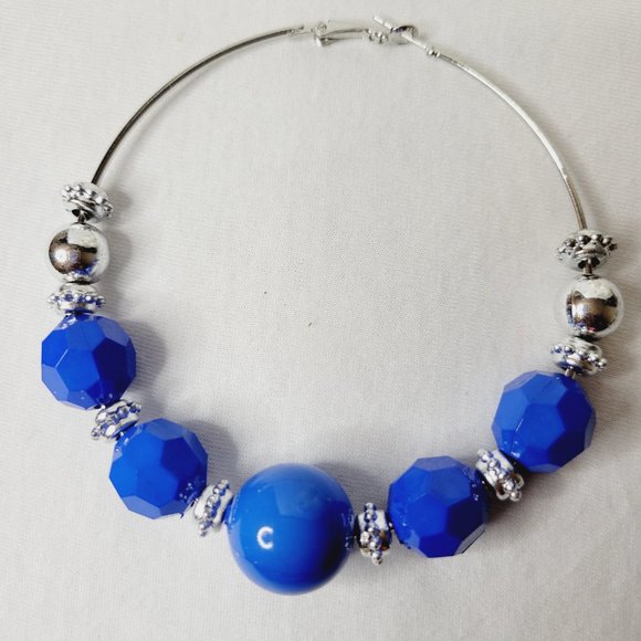 Women's Large Hoop Fashion Earrings - Picture 4 of 6